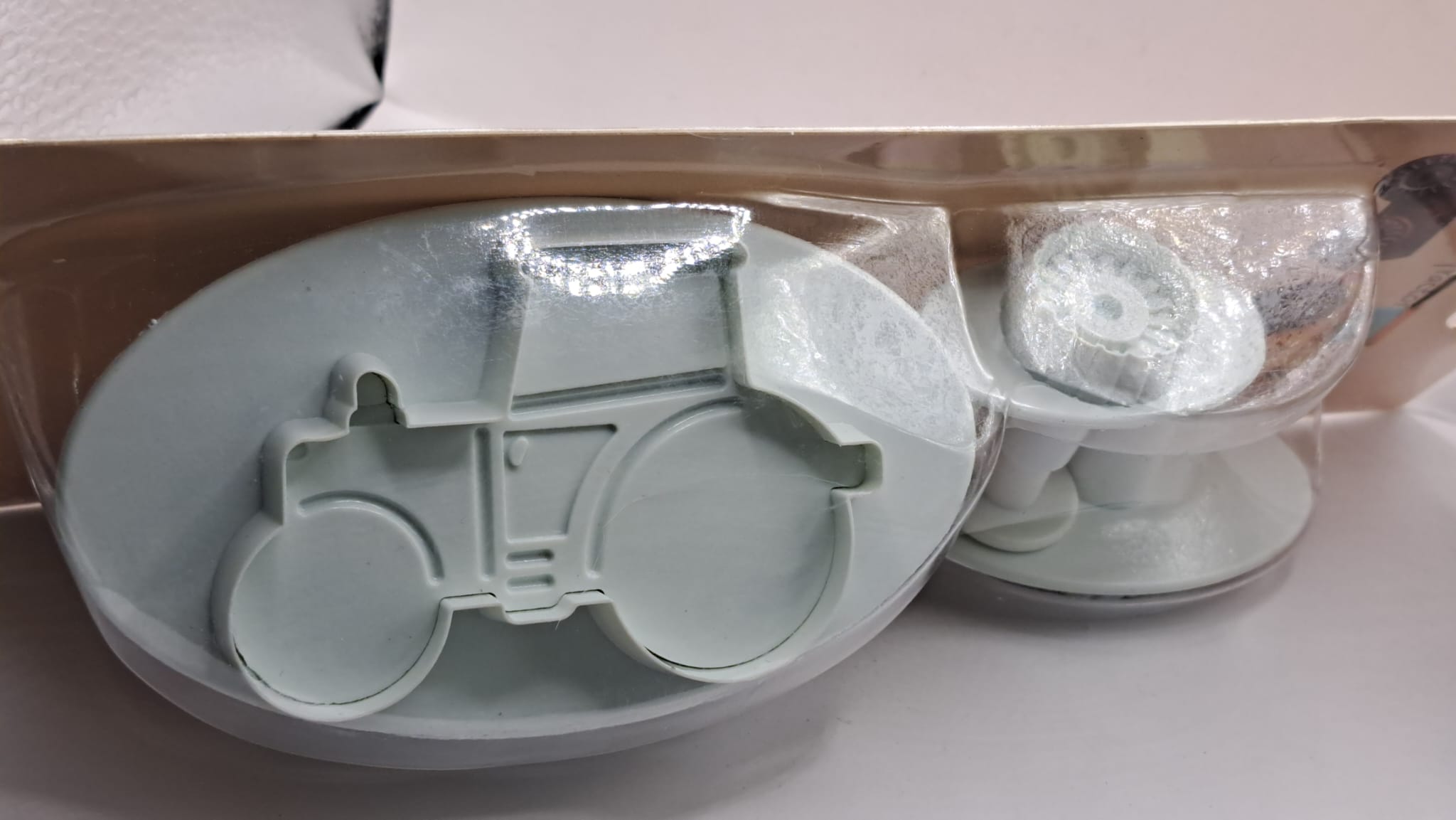 Forme decupatoare , tractor, cu diverse accesorii