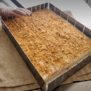 Tavā cu fund detasabil si reglaj pentru portionarea prajiturilor la dimensiuni egale 24*34 cm